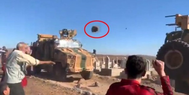 ABD'nin kucağından inmeyen YPG'li teröristler Türk askerini taşladı