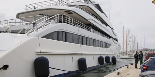 Putin'e yakın isme şok! 90 milyon dolar değerindeki lüks yata el koydular