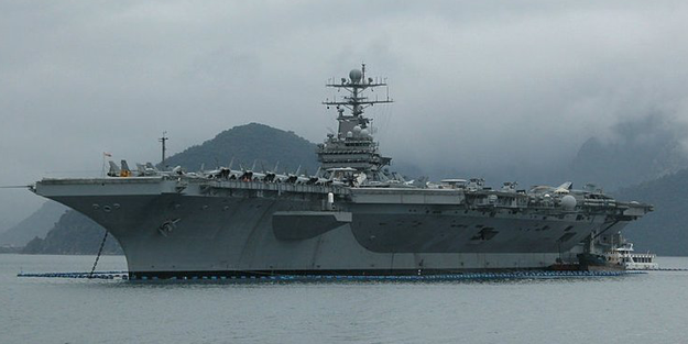 ABD'nin uçak gemisinden bir asker denize düştü