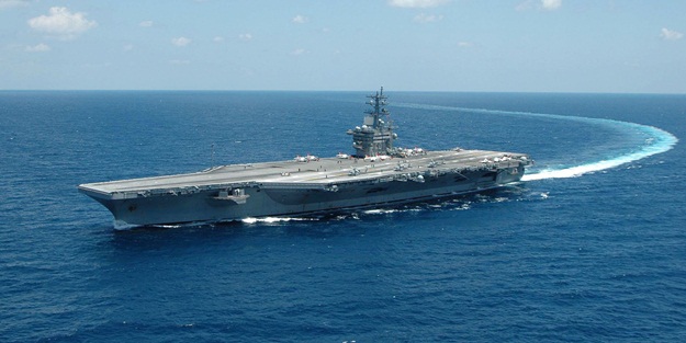 ABD'nin uçak gemisine Yunanistan'da protesto