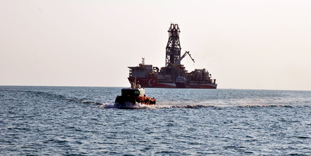 Abdülhamid Han sondaj gemisi Taşucu Limanı açığına demirledi