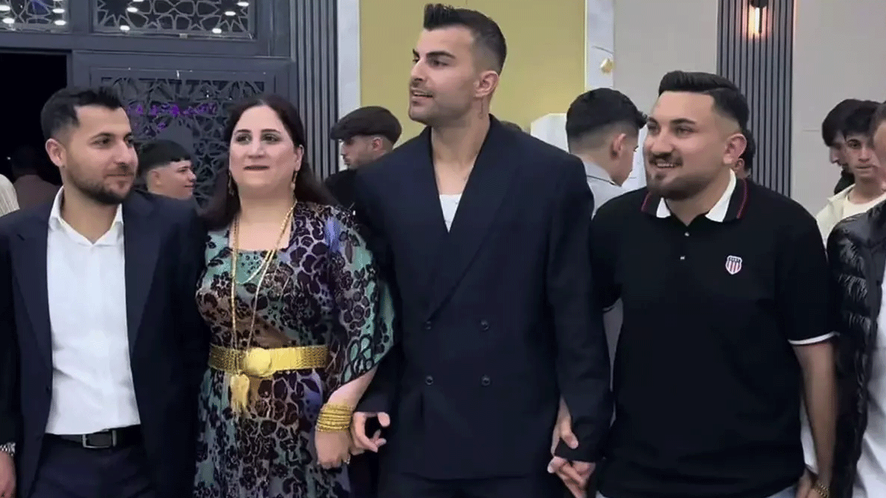 Abdülkerim Bardakçı düğünde döktürdü! Sadece sahada değil halayda da iyiymiş