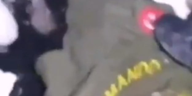 Abdullah Ağar, alçakların bu hareketini sosyal medyadan paylaştı! Türk bayrağına ve üniformasına küstah saldırı