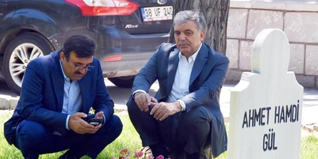 Abdullah Gül babasının mezarında!