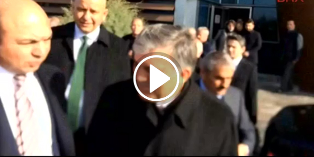 Abdullah Gül gazetecilerin karşısına geçti... Şaşırtan hareket!