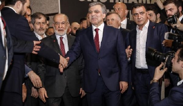 Abdullah Gül ile Temel Karamollaoğlu ödül töreninde bir araya geldiler