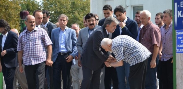 Abdullah Gül cami çıkışı zor anlar yaşadı