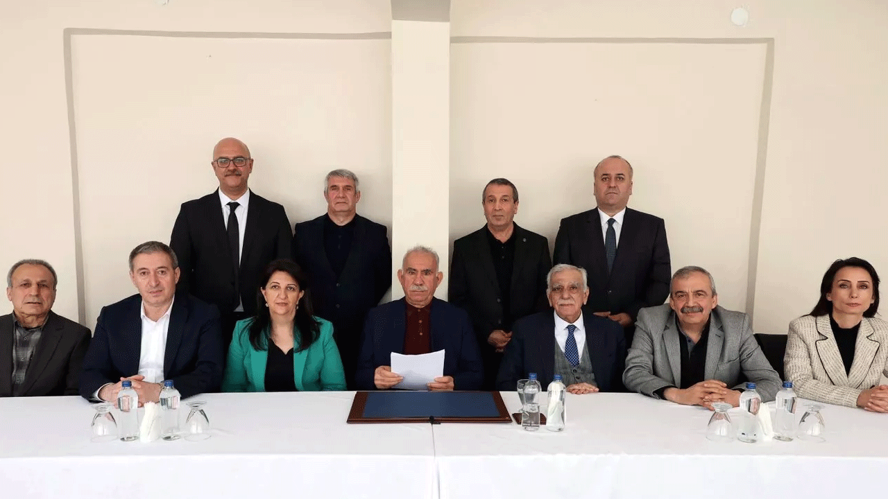 Abdullah Öcalan'ın yanındaki 3 kişi kim? Cevabı canlı yayında açıkladı