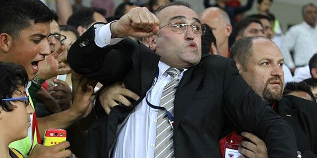 Derbiyi izlerken Abdurrahim Albayrak’ın fıtığı attı
