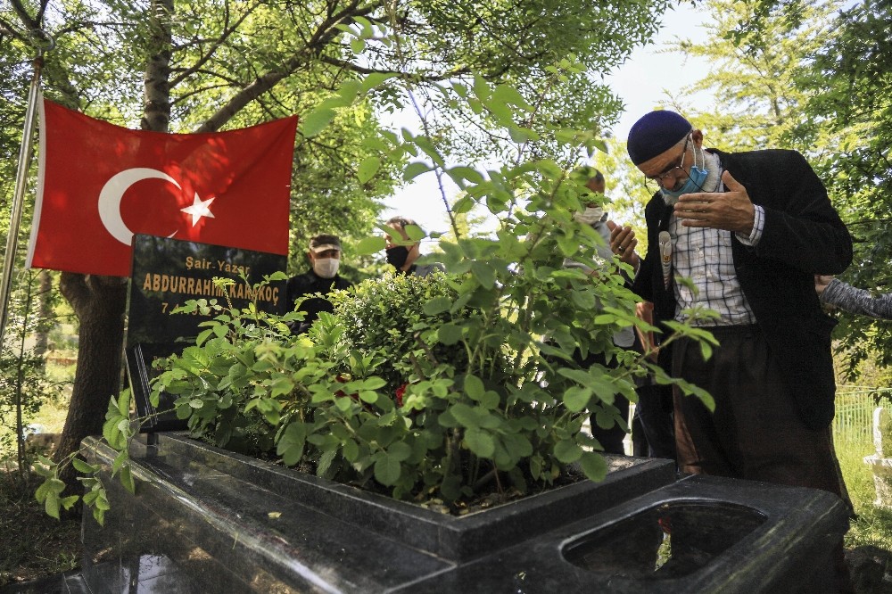 Abdurrahim Karakoç vefatının 8. yılında kabri başında anıldı 