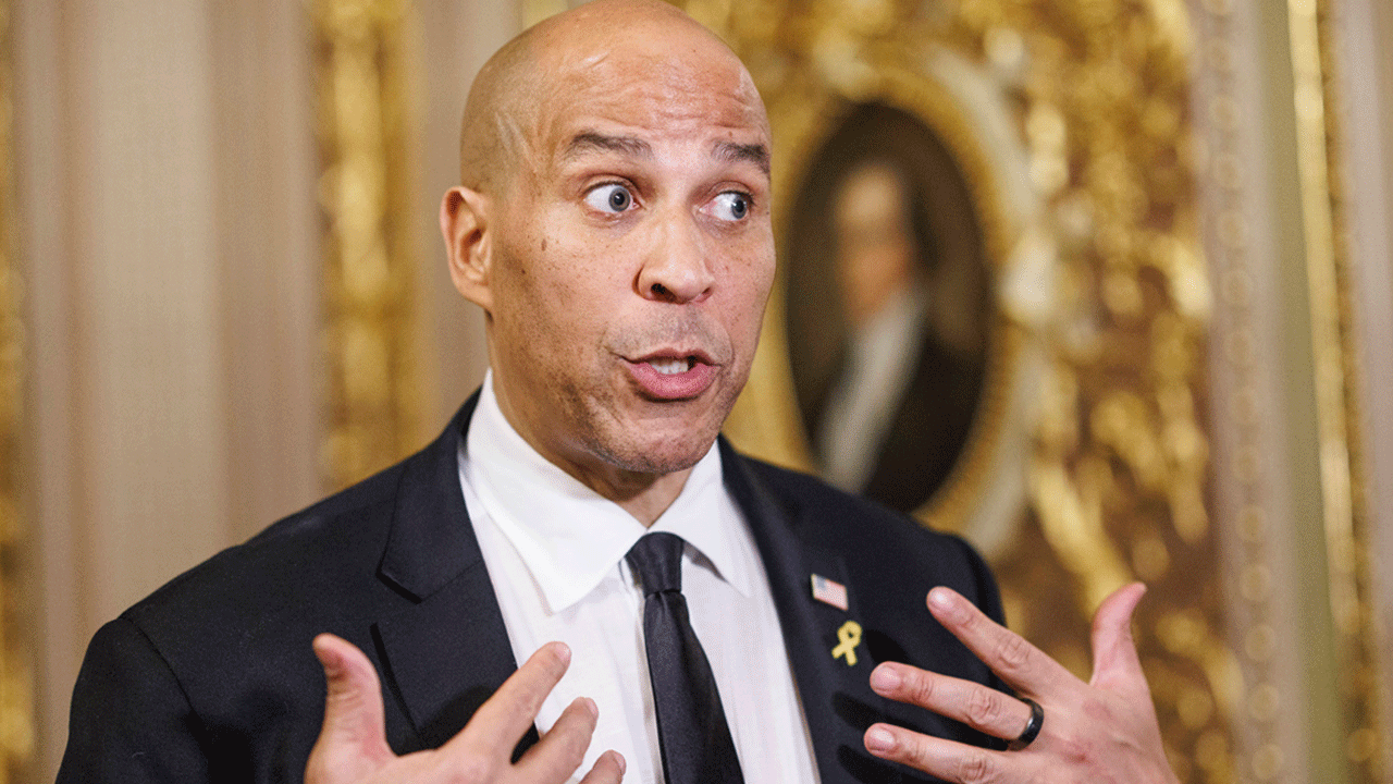 ABD’ye damga vuran rekor: 25 saat 4 dakika boyunca hiç susmadan Trump’ı protesto etti!