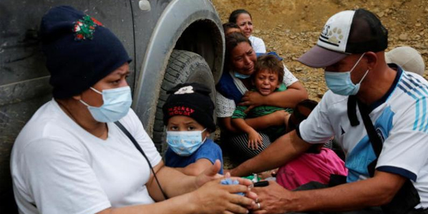 ABD'ye gideceklerdi... Çatışma çıkınca mahsur kaldılar