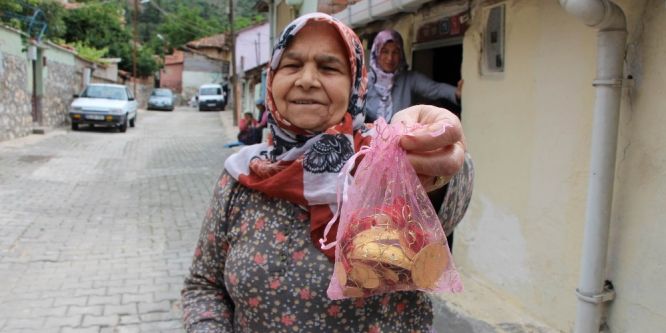Yaşlı kadını oğlun gözaltına alınacak diye dolandırdılar