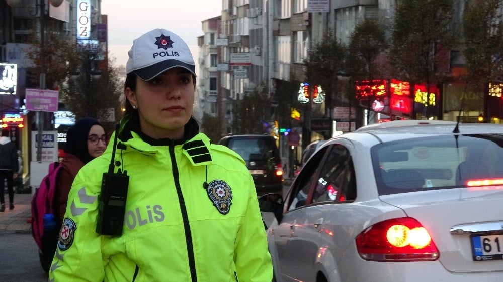 Abla-kardeş aynı şehirde trafik polisi olarak görev yapıyor 