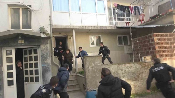 Ablasını rehin aldı! Tüm bunlar film değil gerçek