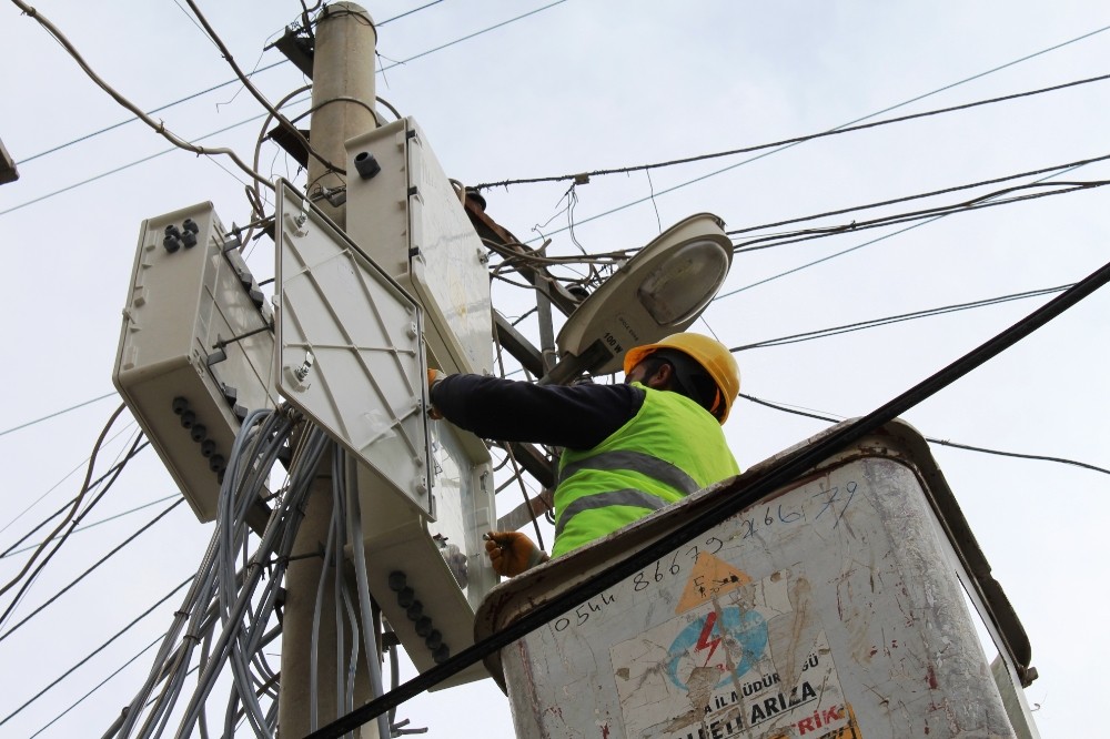 Aboneliği bulunmayan ve başka abone adına enerji kullananların elektriği kesilecek 