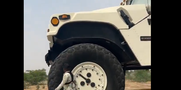 Abu Dabi'nin multi milyarder şeyhinin arabası yok artık dedirtti! İçinde odası, tuvaleti ve banyosu var