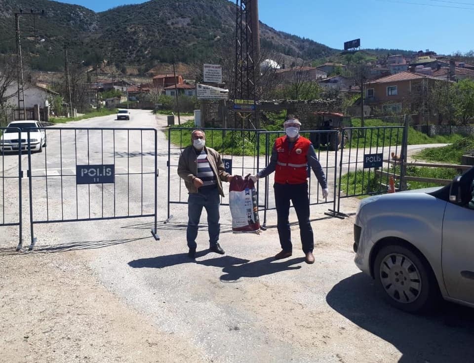 Aç kalan sokak hayvanları için Vefa Sosyal Destek Grubunu arayıp yadım istedi 