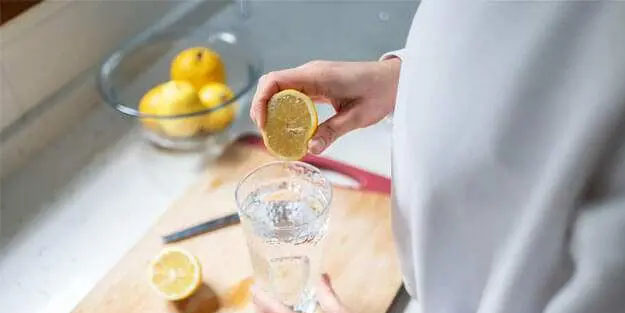 Sabahları limonlu su içmenin faydaları nelerdir? Aç karna limonlu su ne işe yarar?