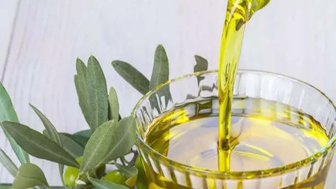 Aç karna zeytinyağı içilince bakın ne yaptı! Her sabah aç karnına bir kaşık zeytinyağı içmek faydalı mı?