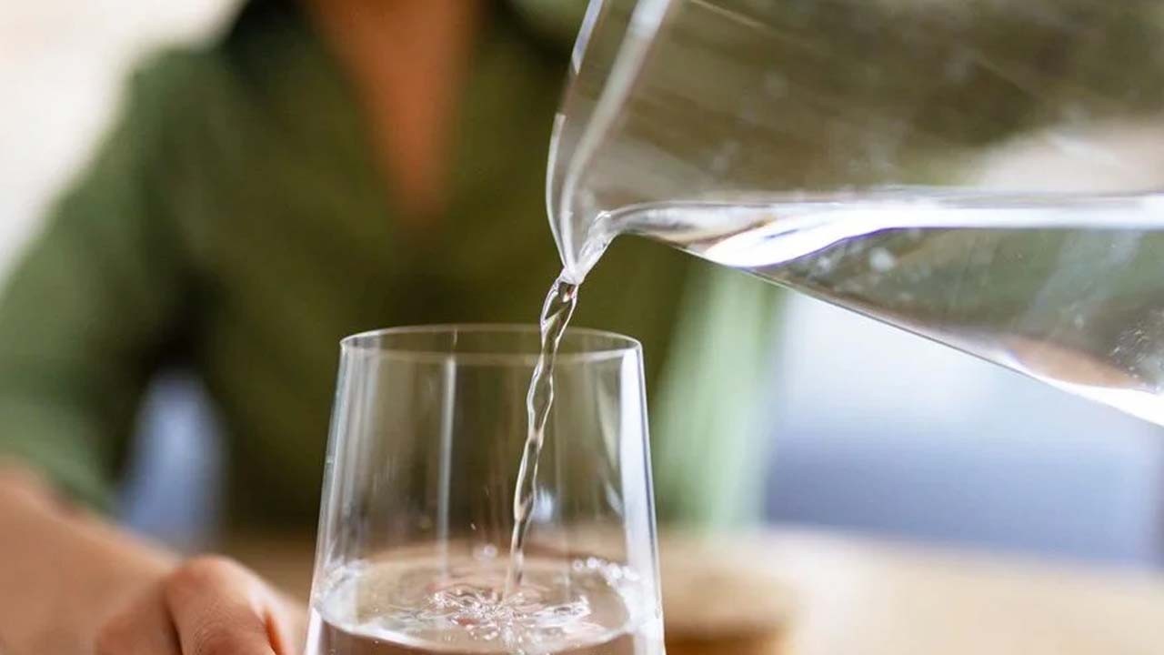 Aç karnına su içince neler olur?
