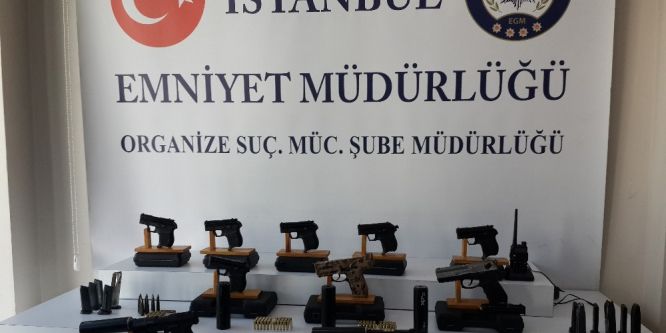 Müzisyenin evinde çok sayıda silah ele geçirildi