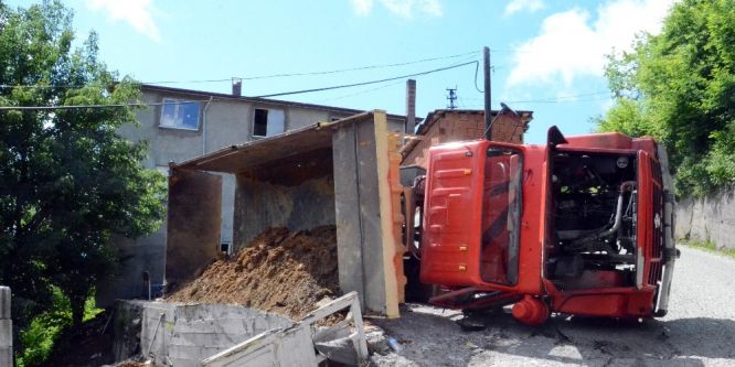 Zonguldak’ta toprak yüklü kamyon devrildi: 1 yaralı
