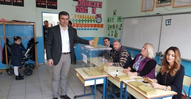 Başkan Yemenici, oyunu kullandı