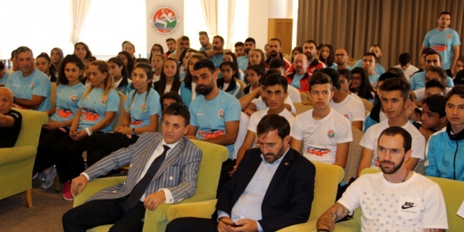 Dünya şampiyonu Milli atlet Guliyev genç sporcularla buluştu