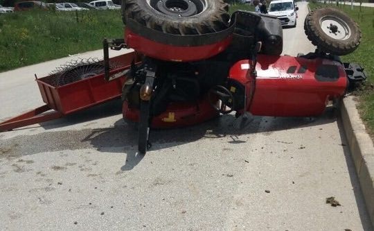 Otomobil ile traktör çarpıştı: 1 yaralı