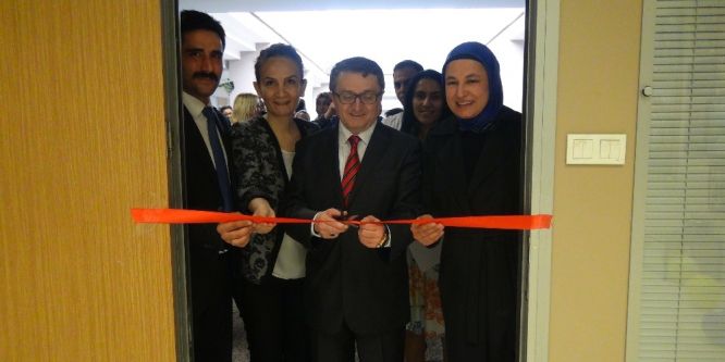 Sağlık çalışanları hastanede resim sergisi açtı