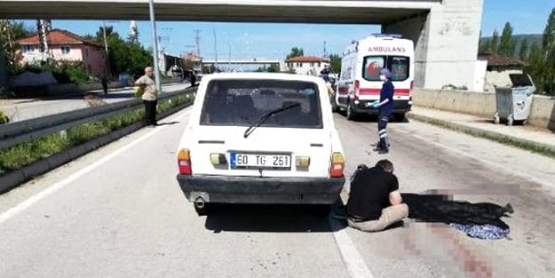 Acı görüntü! Kazada ölen oğlunun cansız bedeni başında ağladı