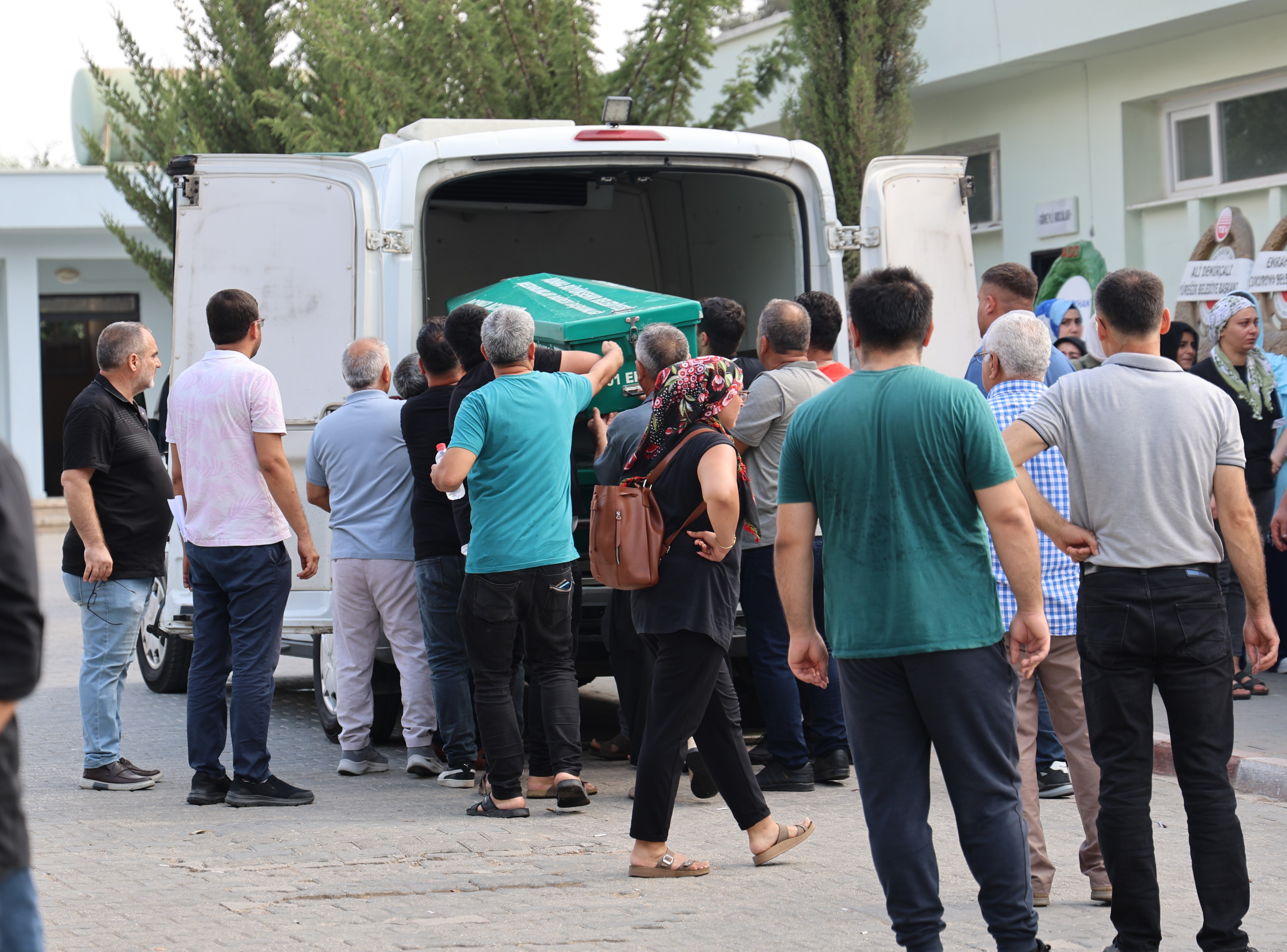 Acı haber! Göle düşen otomobilde can veren anne, baba ve iki kardeşin cenazesi köylerine uğurlandı