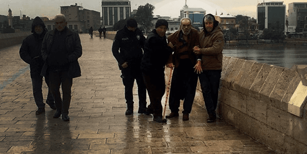 Acı olay: Çocuklarının bakmadığı yaşlı adam köprüden atlamaya çalıştı