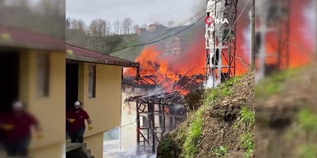 Acı olay! Tarihi cami saatler içerisinde kül oldu