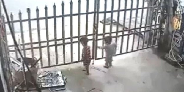 Açık bahçe kapısından çıkan çocuklardan birine otobüs çarptı