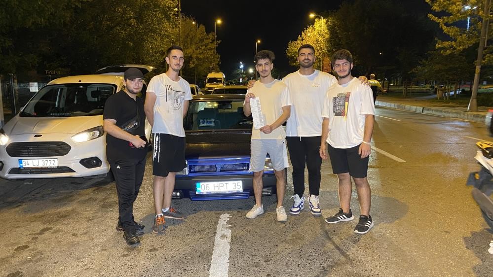 Açık egzozdan ceza yedi, hatıra fotoğrafı çektirdi