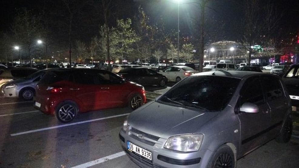 Açık otoparktaki 35 aracın camını kırdı