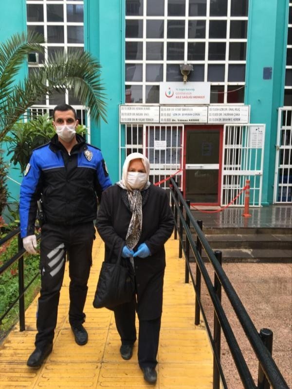 Acil ihtiyacı olan yaşlılara polis eşlik etti 