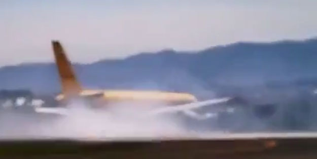 Acil iniş yapan dev uçak ikiye ayrıldı