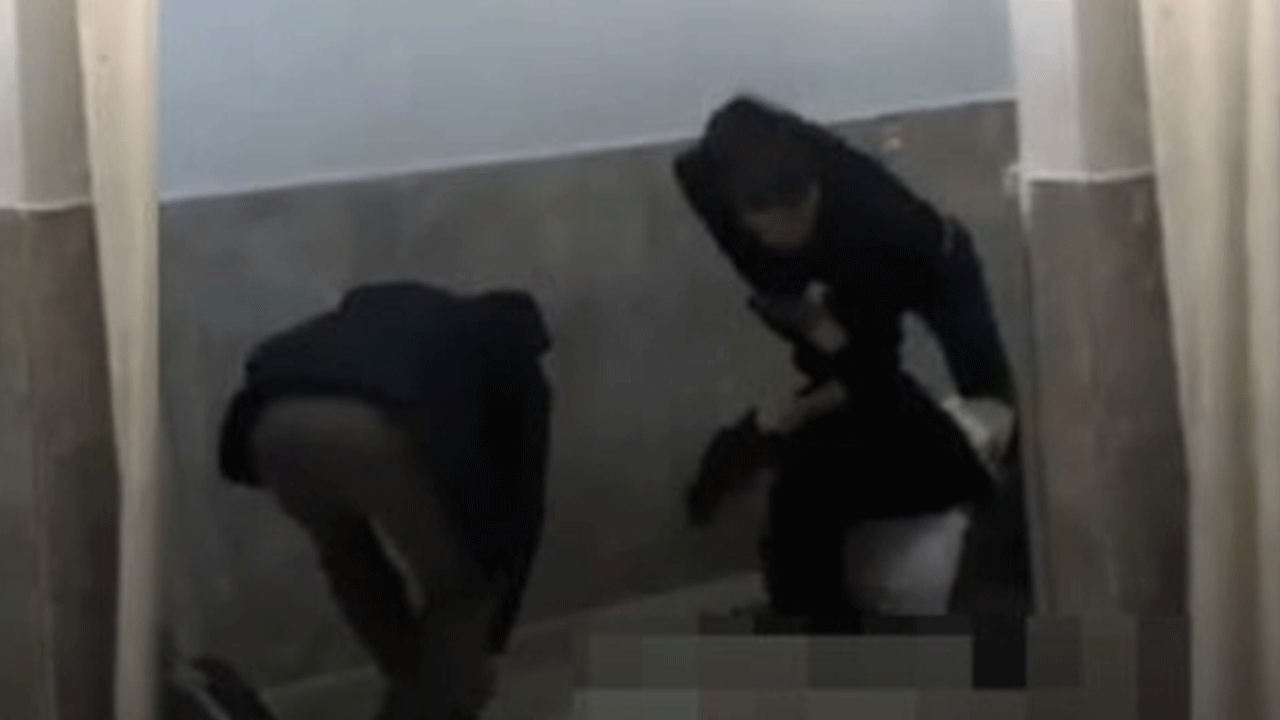 Acil serviste birbirlerine bıçakla saldırdılar!