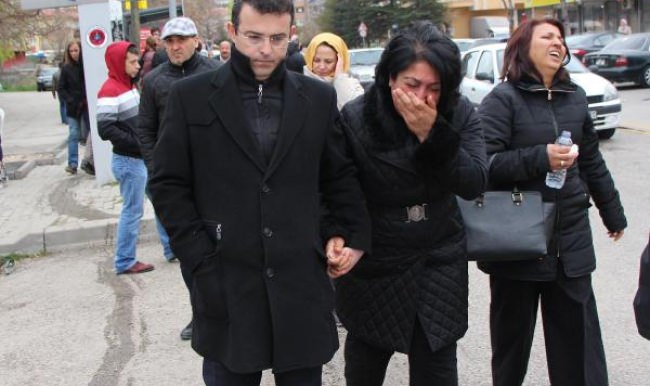 Acılı aileler, Adli Tıp önünde bekliyor