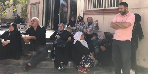 Evlat nöbeti büyüyor! İsyan eden aileler HDP önünde