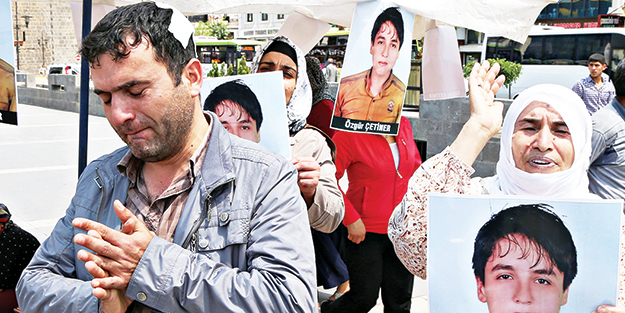 Acılı babayı demir çubukla darp ettiler