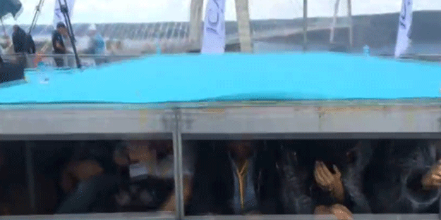 Açılış öncesi büyük sürpriz… Platformun altına girdiler