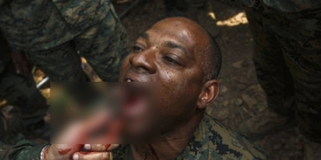 Acımasız anlar! Kobra kanı içip, dişleriyle tavuk kafası kesiyorlar