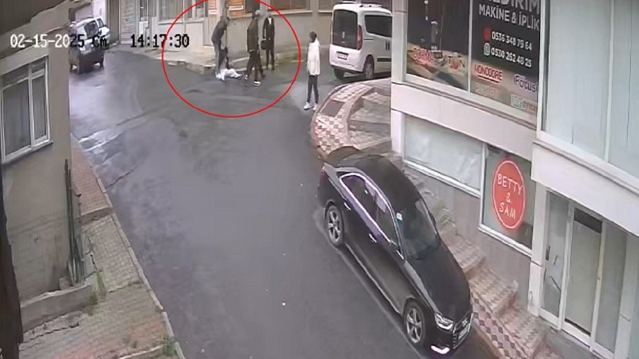 Acımasızca tekmelediler! Arnavutköy’de sokak ortasında dehşet