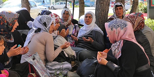Açlık grevi yapan aileler rahatsızlandı