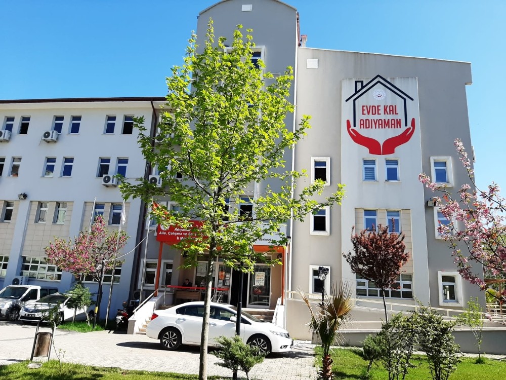 AÇSH İl Müdürlüğü binasından ‘Evde Kal Adıyaman’ mesajı 