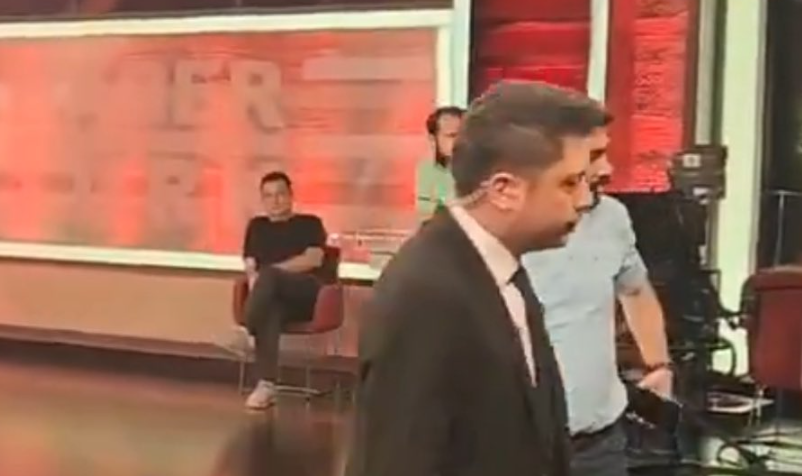 Dünkü yayında Acun Ilıcalı’nın oturuşu gündem oldu